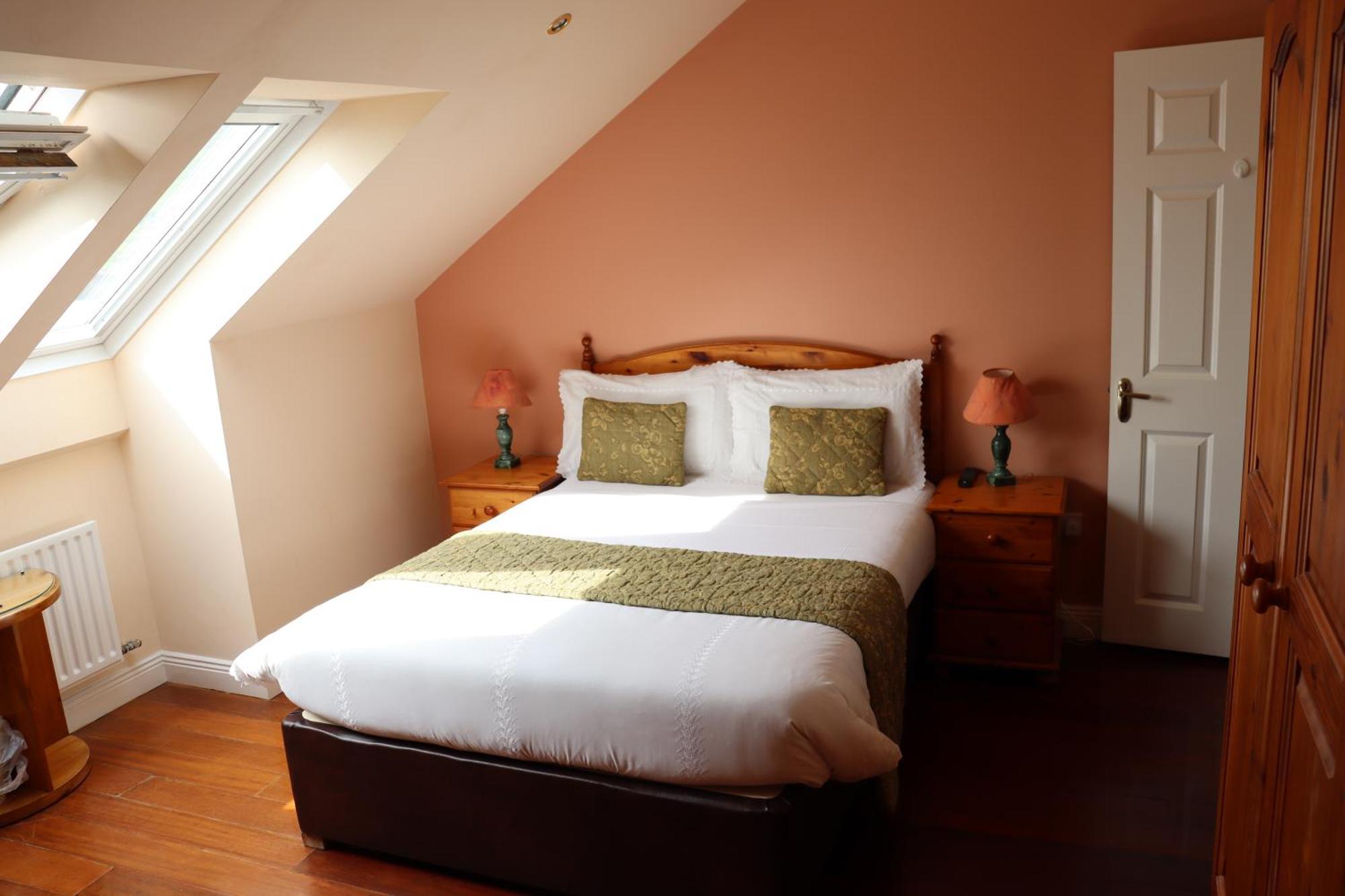 Ballydavid The Old Pier Guest Accommodation, Bed Only, No Breakfast מראה חיצוני תמונה