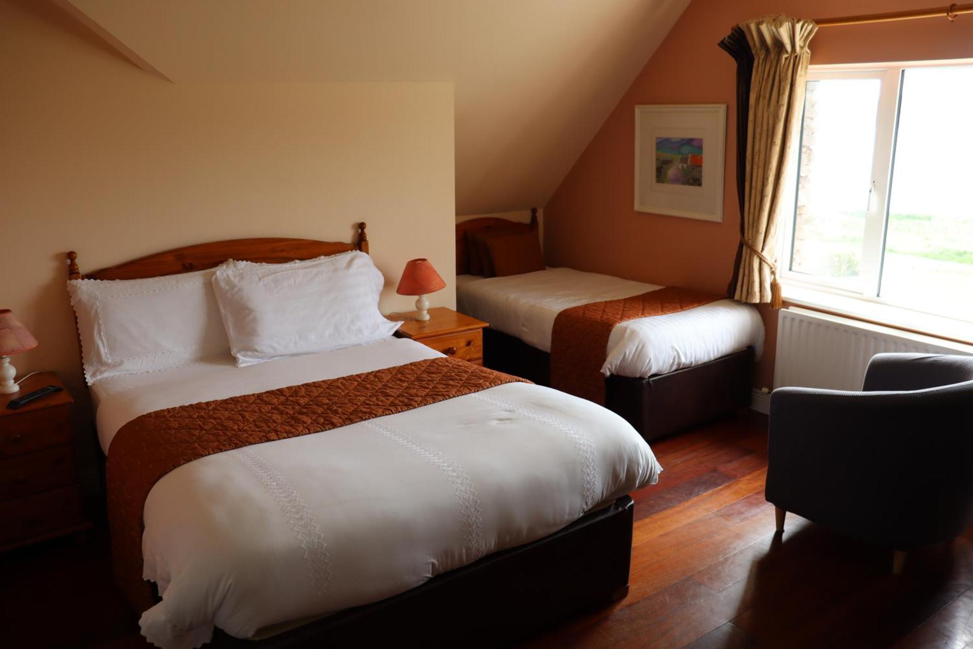 Ballydavid The Old Pier Guest Accommodation, Bed Only, No Breakfast מראה חיצוני תמונה