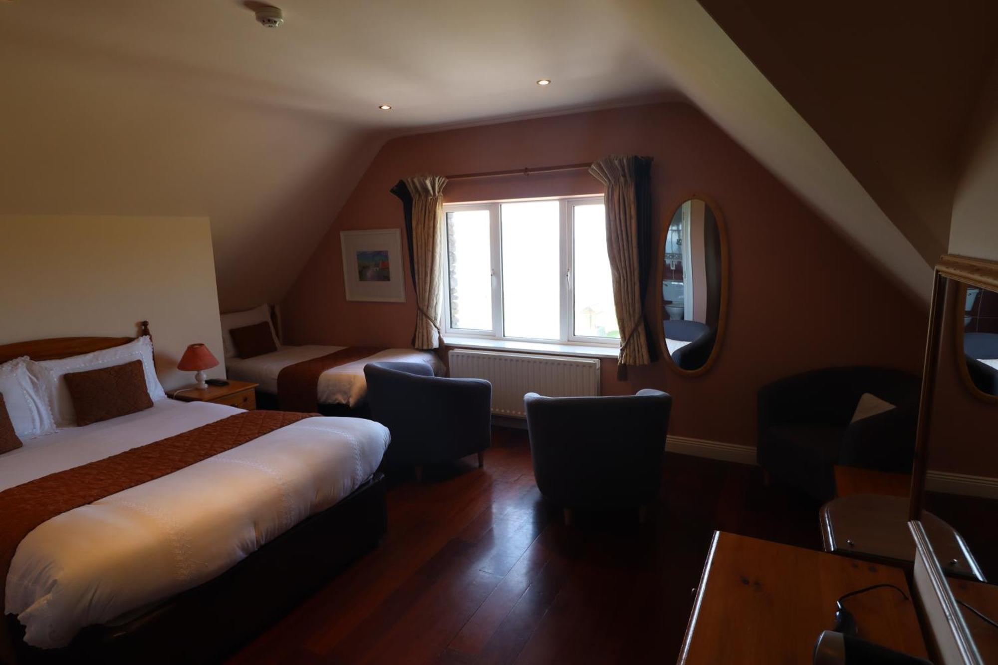 Ballydavid The Old Pier Guest Accommodation, Bed Only, No Breakfast מראה חיצוני תמונה