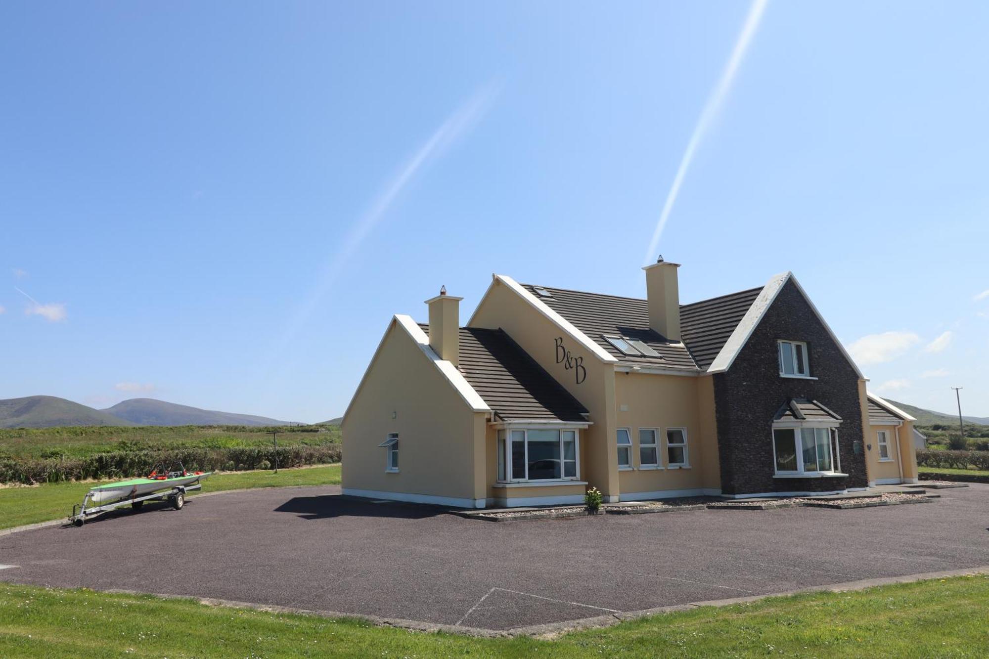 Ballydavid The Old Pier Guest Accommodation, Bed Only, No Breakfast מראה חיצוני תמונה